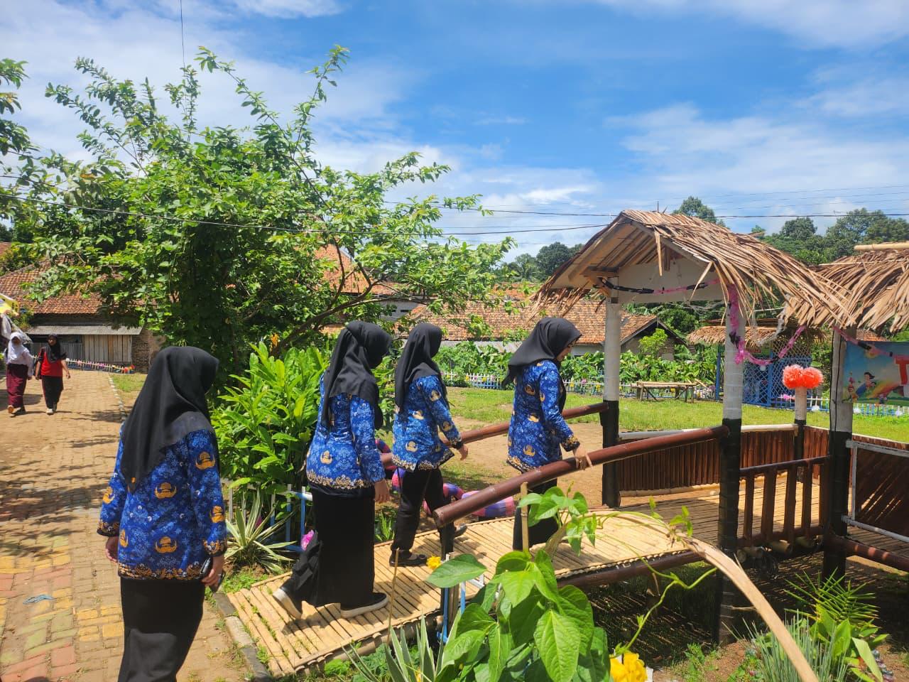 Monitoring Kampung Resik Lan Aman (KRLA) pada Lokus Kelurahan Cibendung