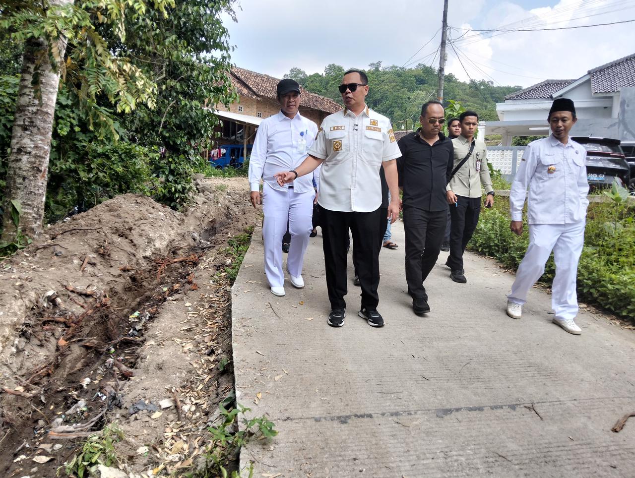 Monitoring Pembangunan Betonisasi di Lingkungan Kelurahan Cilowong Kecamatan Taktakan