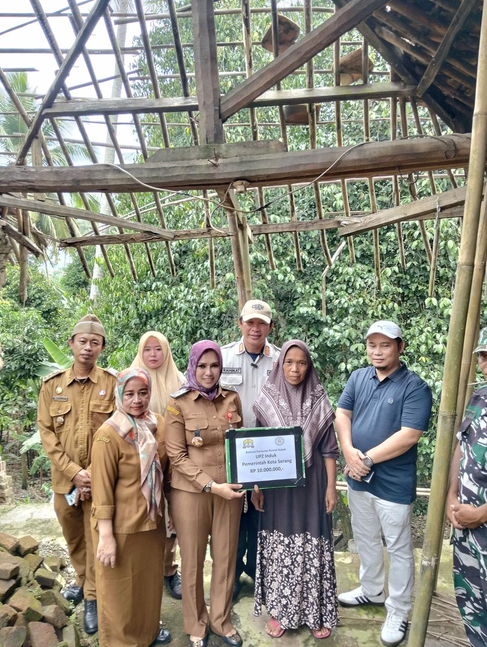 Penyaluran Bantuan kepada Warga yang Mengalami Musibah Rumah Roboh di Kelurahan Cilowong