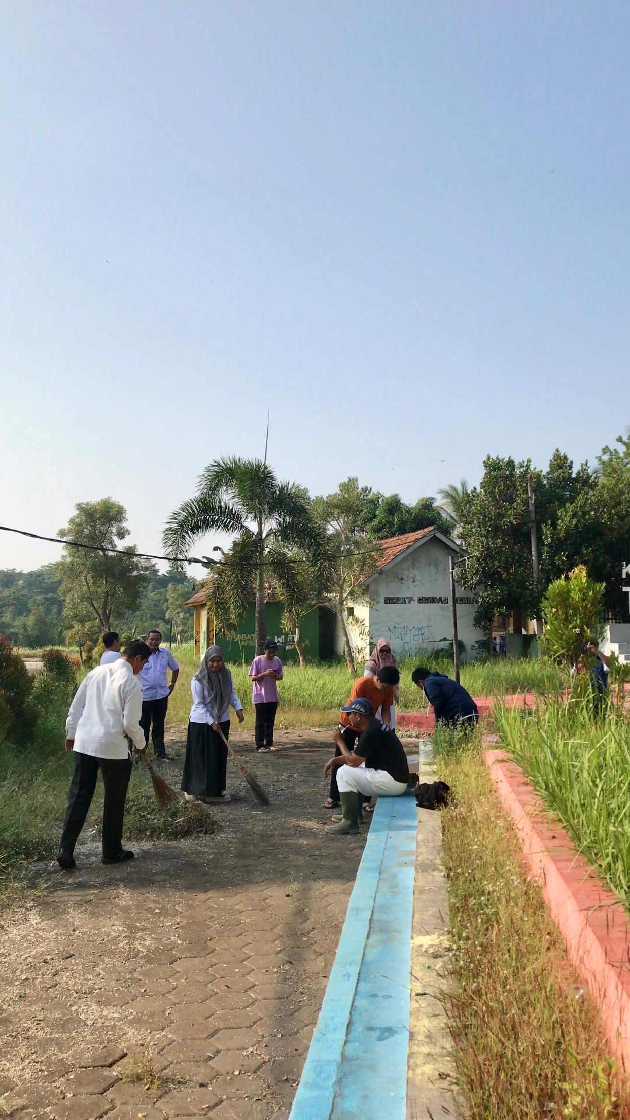 Kerja Bakti Kecamatan Taktakan Mendukung Gerakan Indonesia Asri